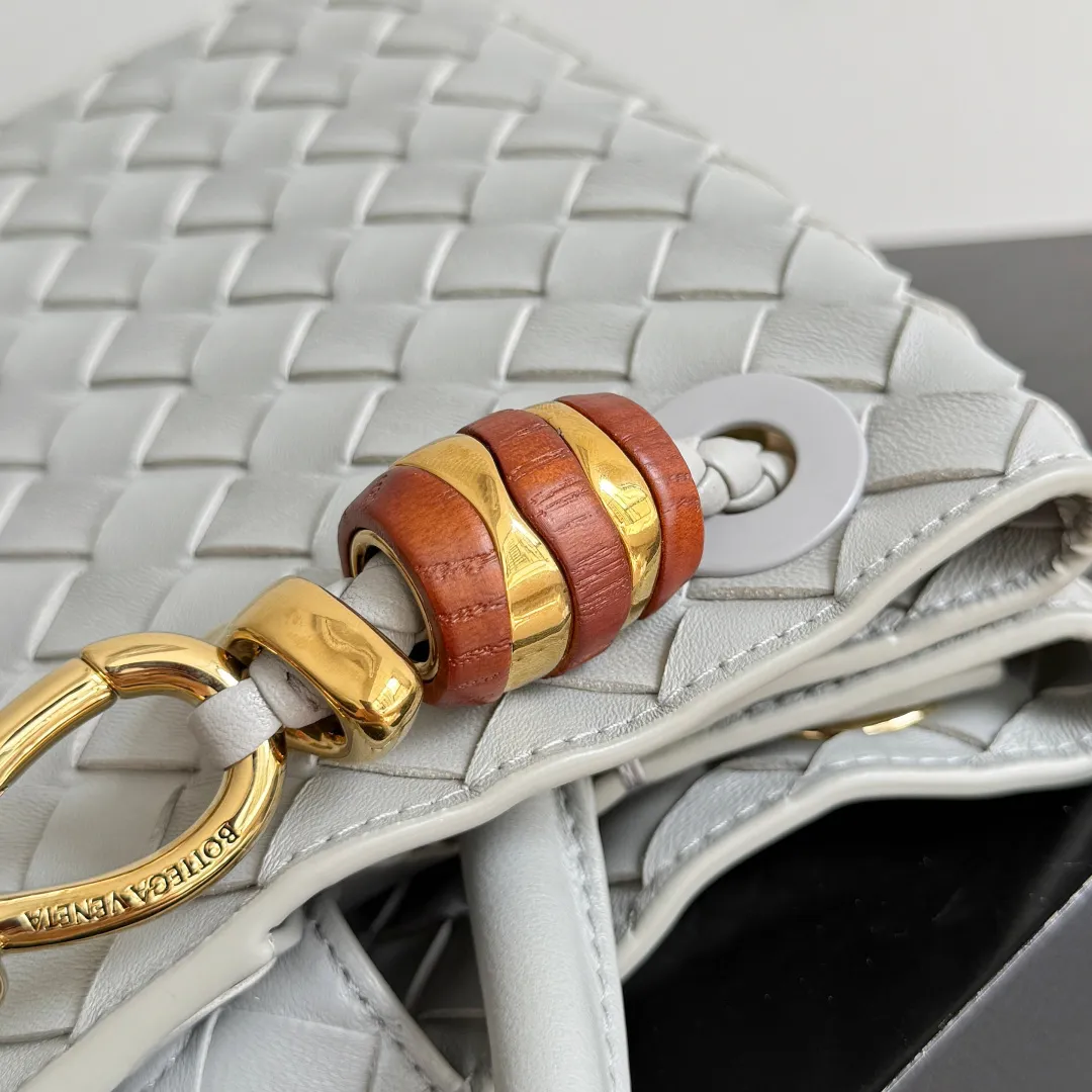 The new Andiamo batch of 3060 BV is shipped‼ ️The classic intercciato weaving process is used to create a soft bag, the metal knot is made of micro-cast aluminum using jewelry technology🪢, and the decorative beads are made of metal and hand-polished oak, allowing you to jump repeatedly between elegance and fun💃, making it unpredictable. Classic and versatile, it shows off your temperament, and the bag has a large capacity, making it very convenient for daily commuting! It has a variety of carrying methods, the shoulder straps can be adjusted by yourself, the original lambskin feels soft and delicate, and the unisex style breaks gender boundaries and brings a more practical and long-lasting use experience. The Andiamo, which has both elegant and casual styles, perfectly interprets the "fashionable old money style". Style number: 743568+wood hardware Color: silver gray Size: 25*22*10.5cm